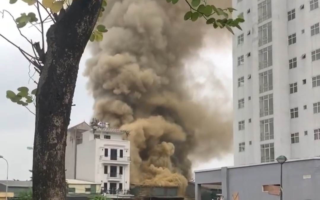 Khu xuong o Ha Noi chay ngun ngut, oto Lexus RX 350 bi thieu rui hinh anh