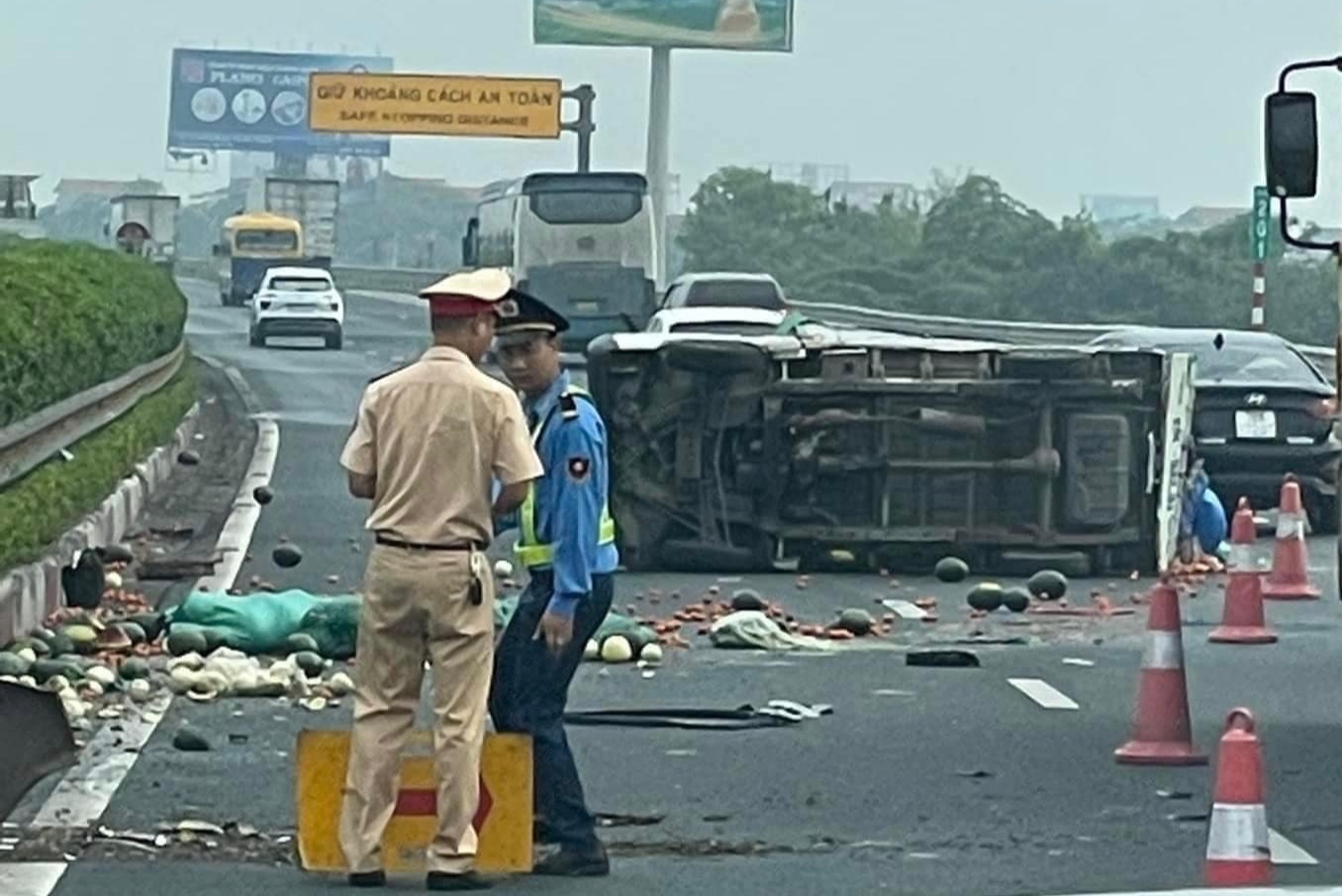 Xe tai cho dua hau lat ngang, cao toc Phap Van - Cau Gie te liet hinh anh