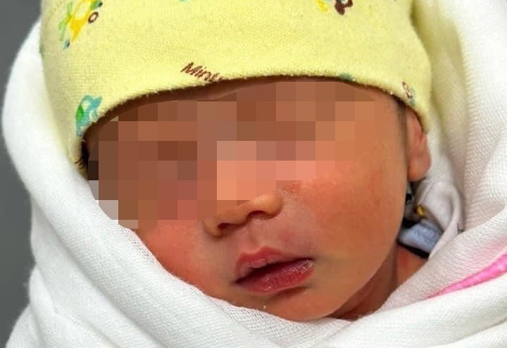 Be trai bi bo roi trong dem mua kem manh giay nho nuoi con ho hinh anh