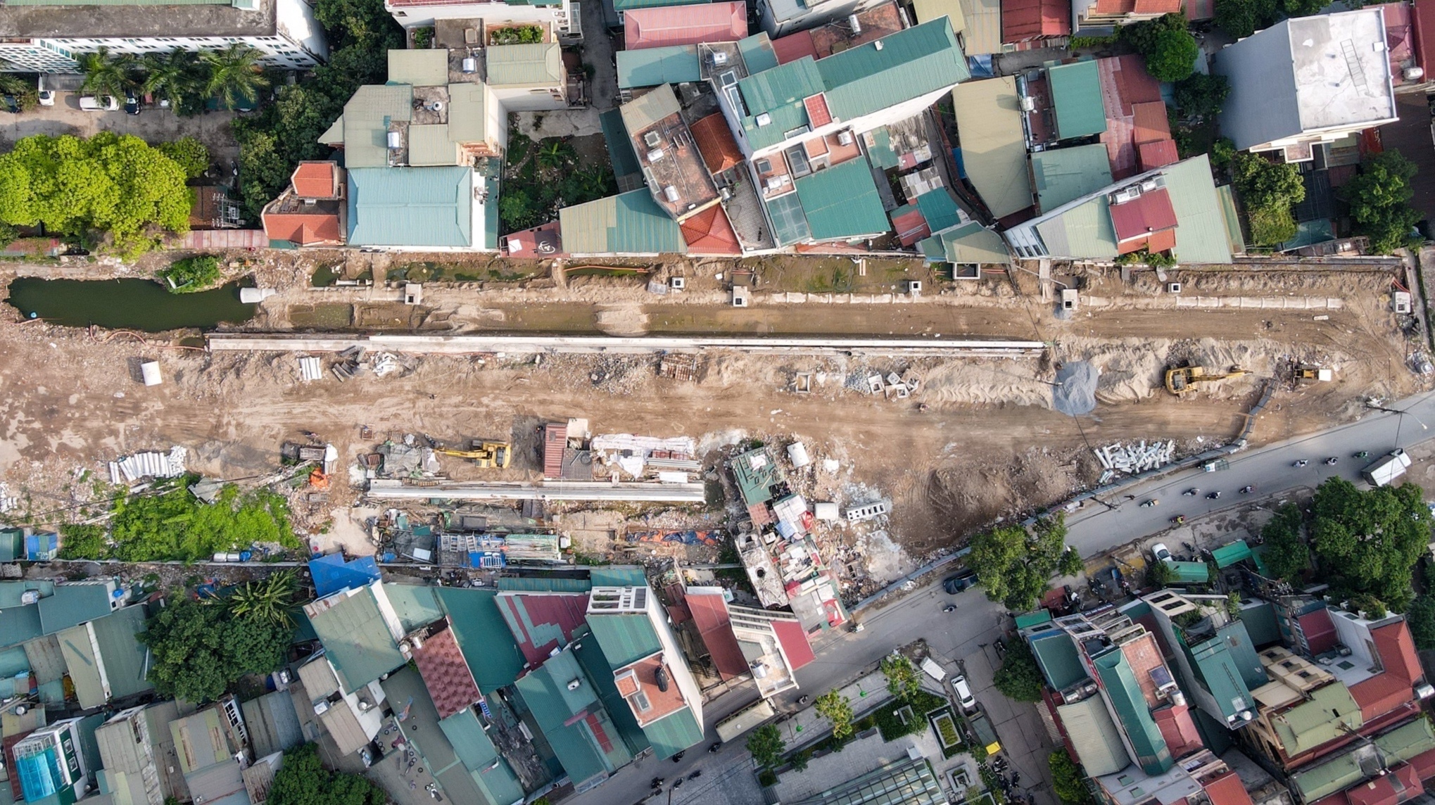 Nguoi dan vui mung vi doan vanh dai cham hang chuc nam duoc thi cong hinh anh