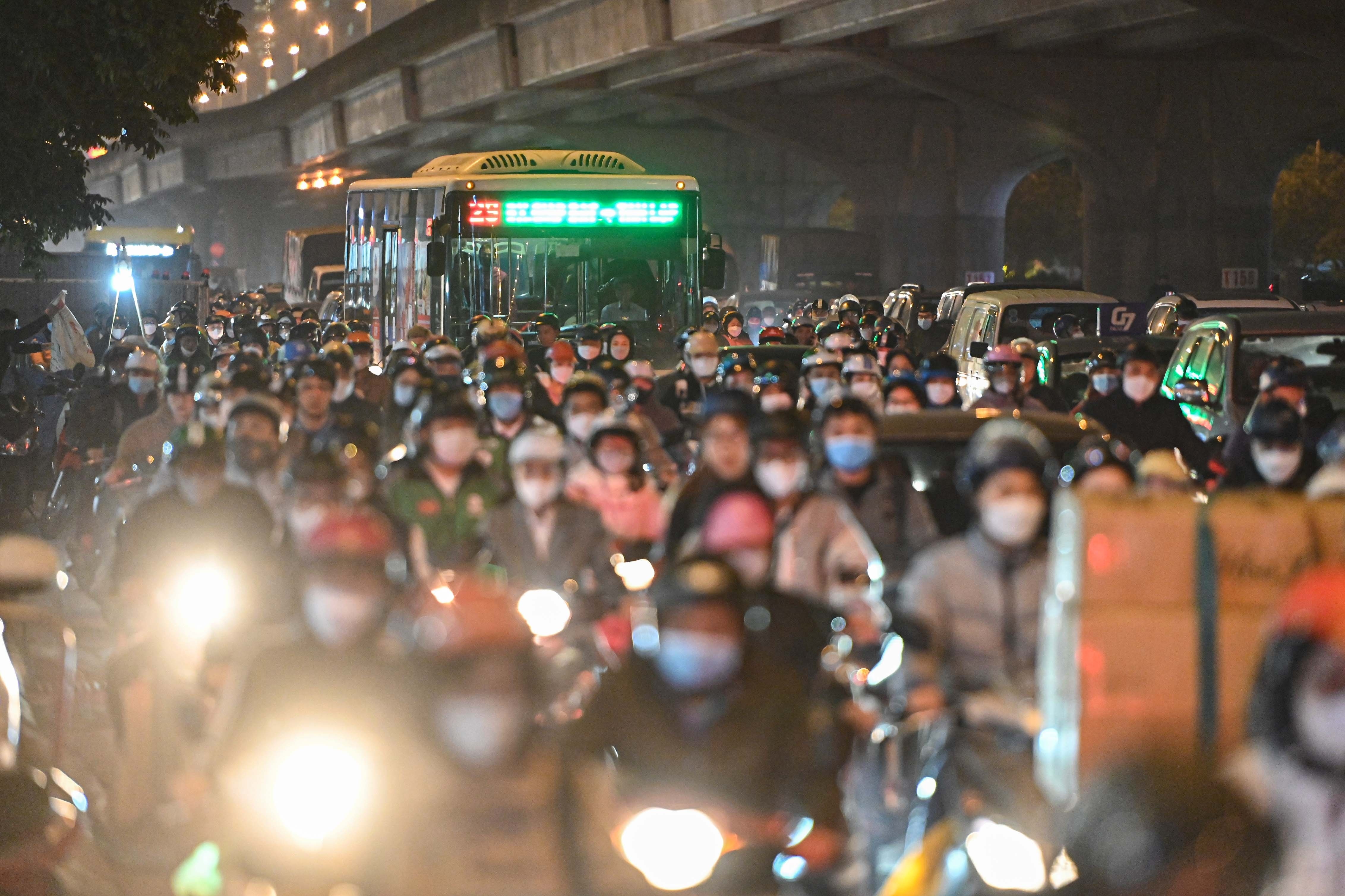 Duong Nguyen Trai sap bi rao chan 8 vi tri, nhieu huong di bi cam hinh anh