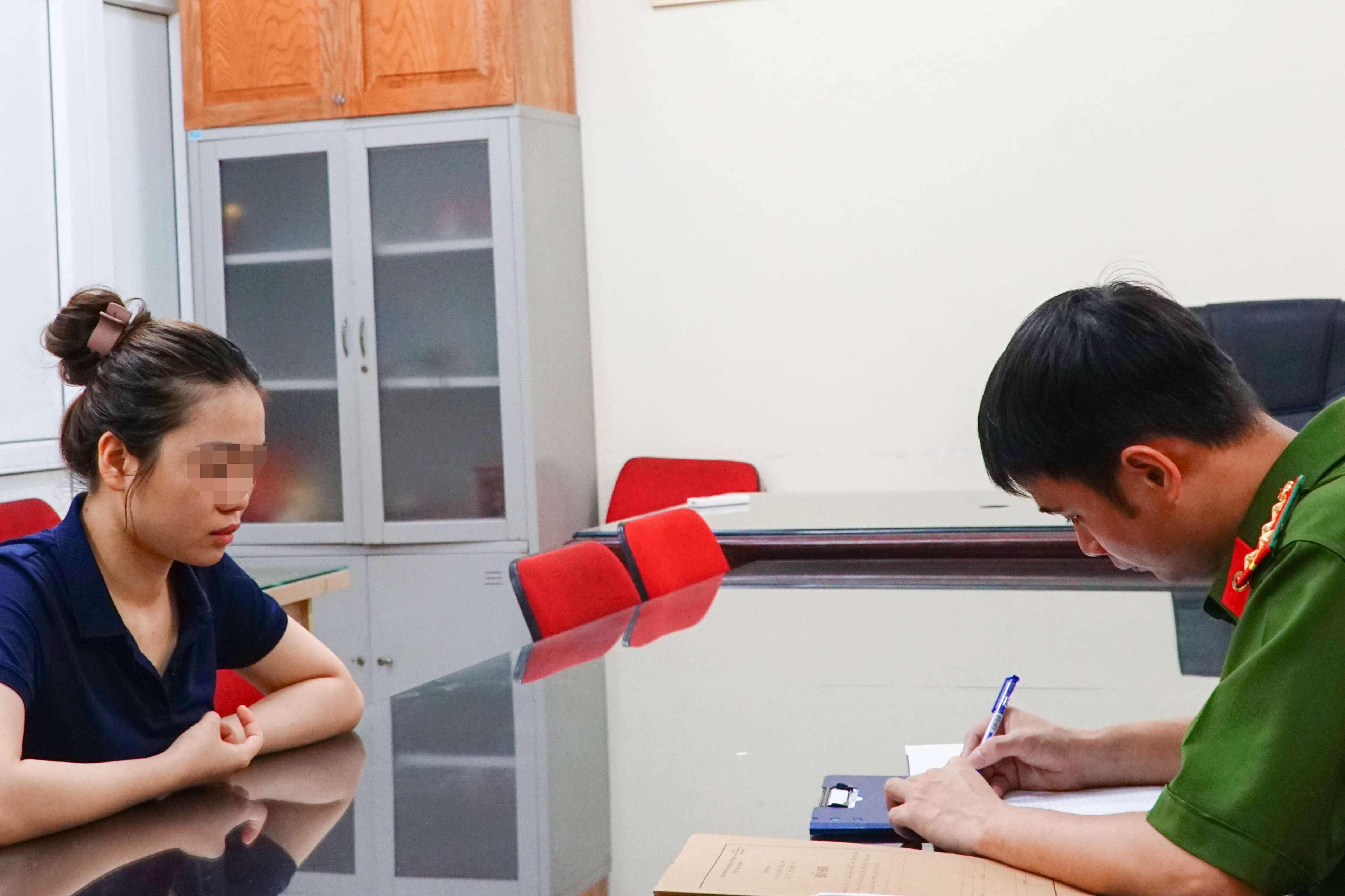 Bao mau noi ve hanh vi rung lac be gai 1 thang tuoi hinh anh