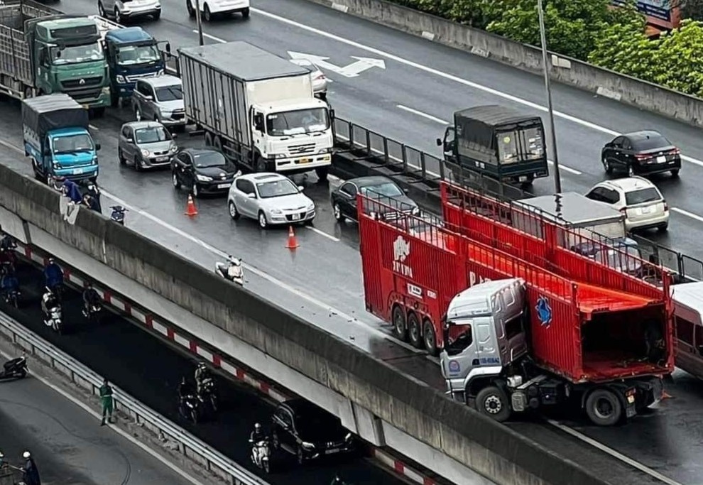 Xe container tong vo lan can be tong duong vanh dai 3 tren cao hinh anh