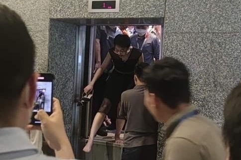 Co gai ke hon 10 phut ket trong thang may Keangnam Landmark 72 hinh anh