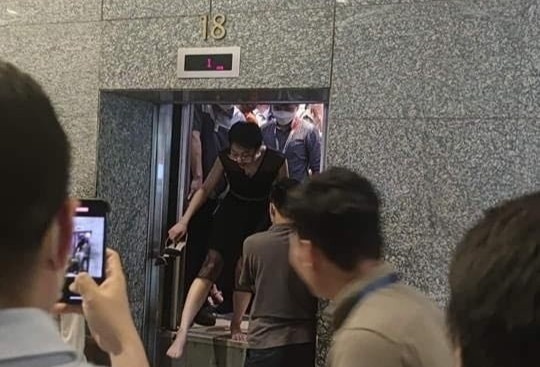 Cat dien dot ngot, nhieu nguoi ket trong thang may toa nha Keangnam hinh anh