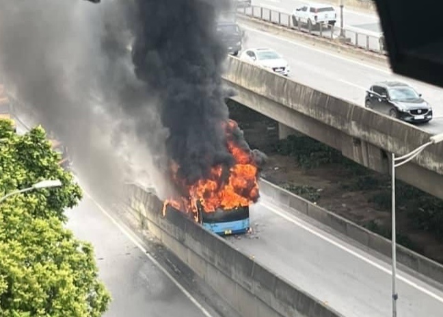 Xe buyt boc chay ngun ngut o Ha Noi hinh anh