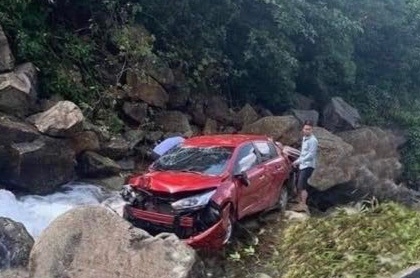 Oto lao xuong khe suoi khi vao khu du lich cau kinh Rong May hinh anh