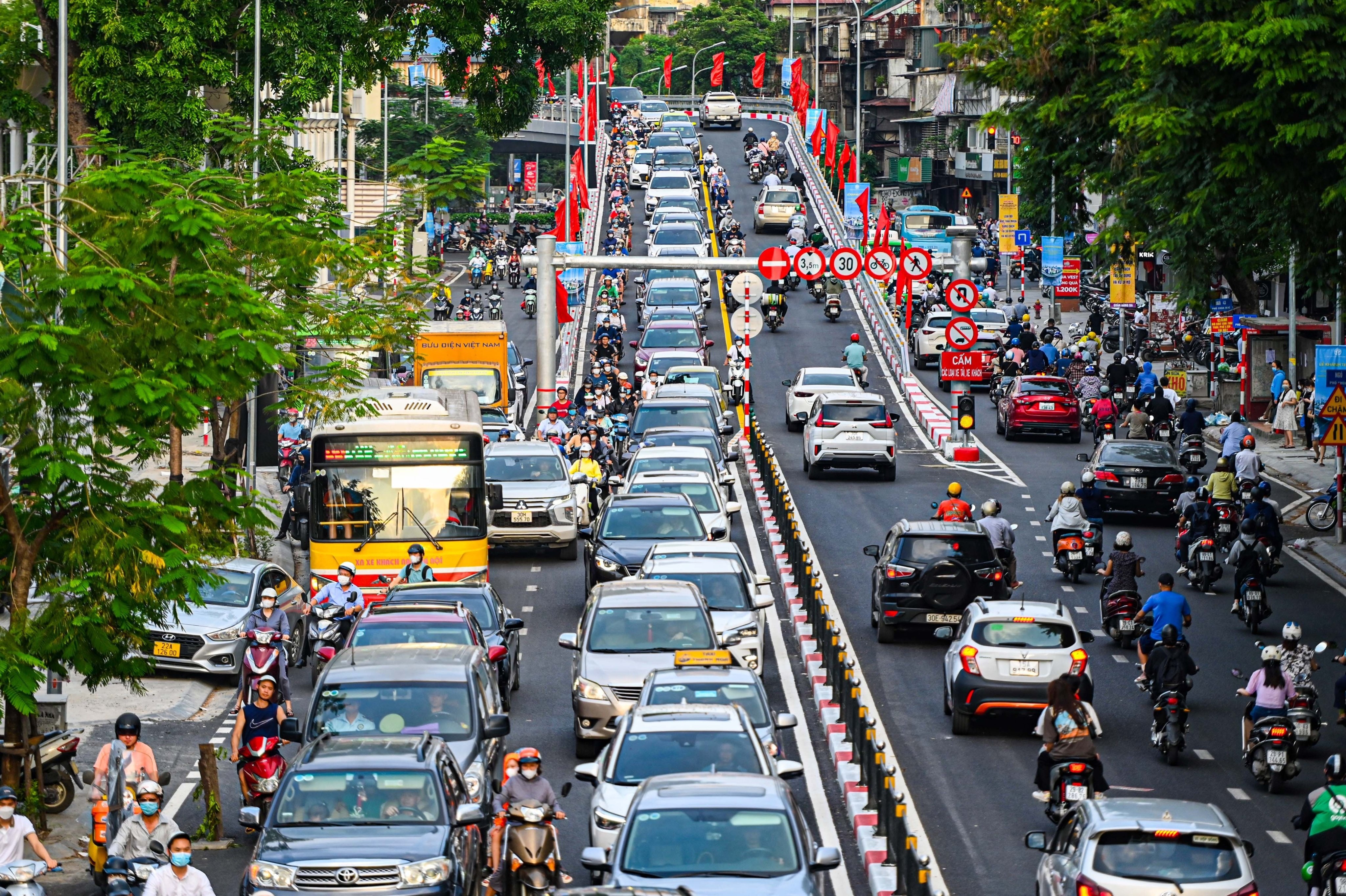 Vua thong xe, cau vuot hinh chu C o Ha Noi da ket cung hinh anh