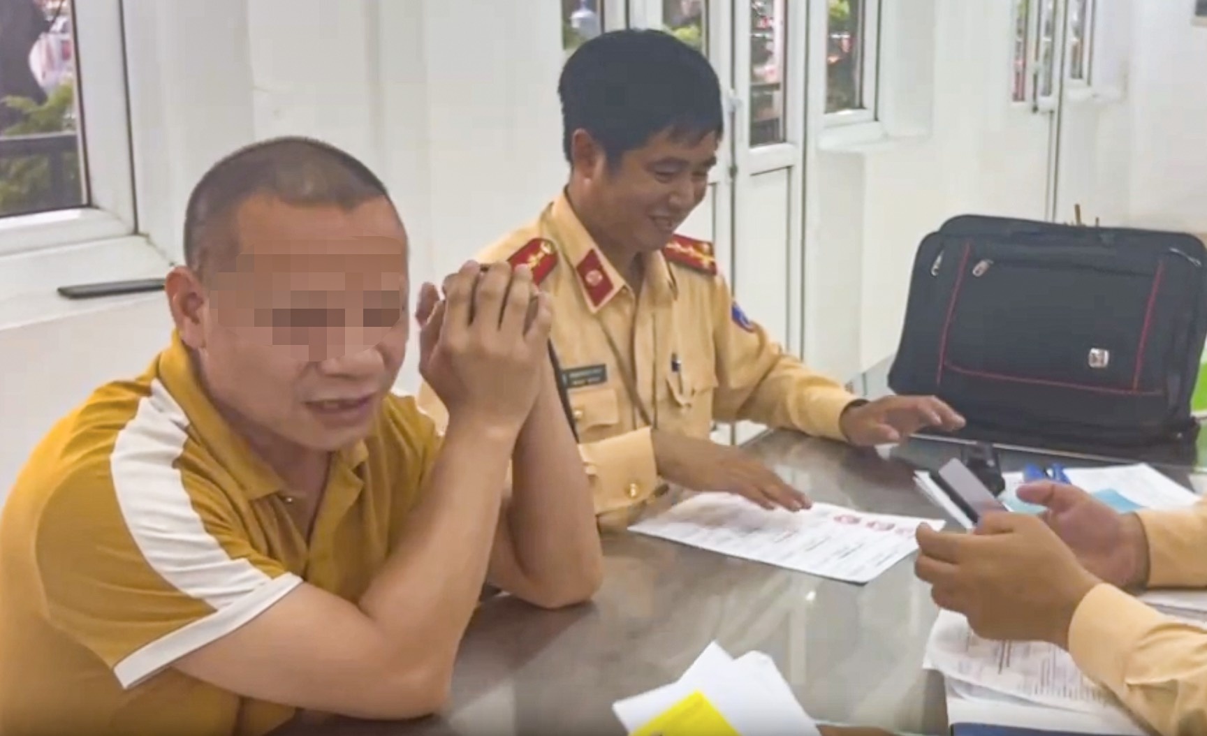 Bi nha vo 'ep ruou', tai xe vi pham nong do con vuot muc kich khung hinh anh