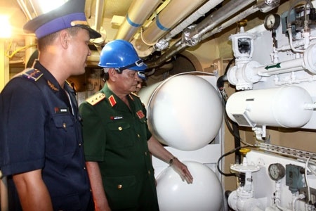 Canh sat bien nhan 3 tau tuan tra hang dau the gioi hinh anh