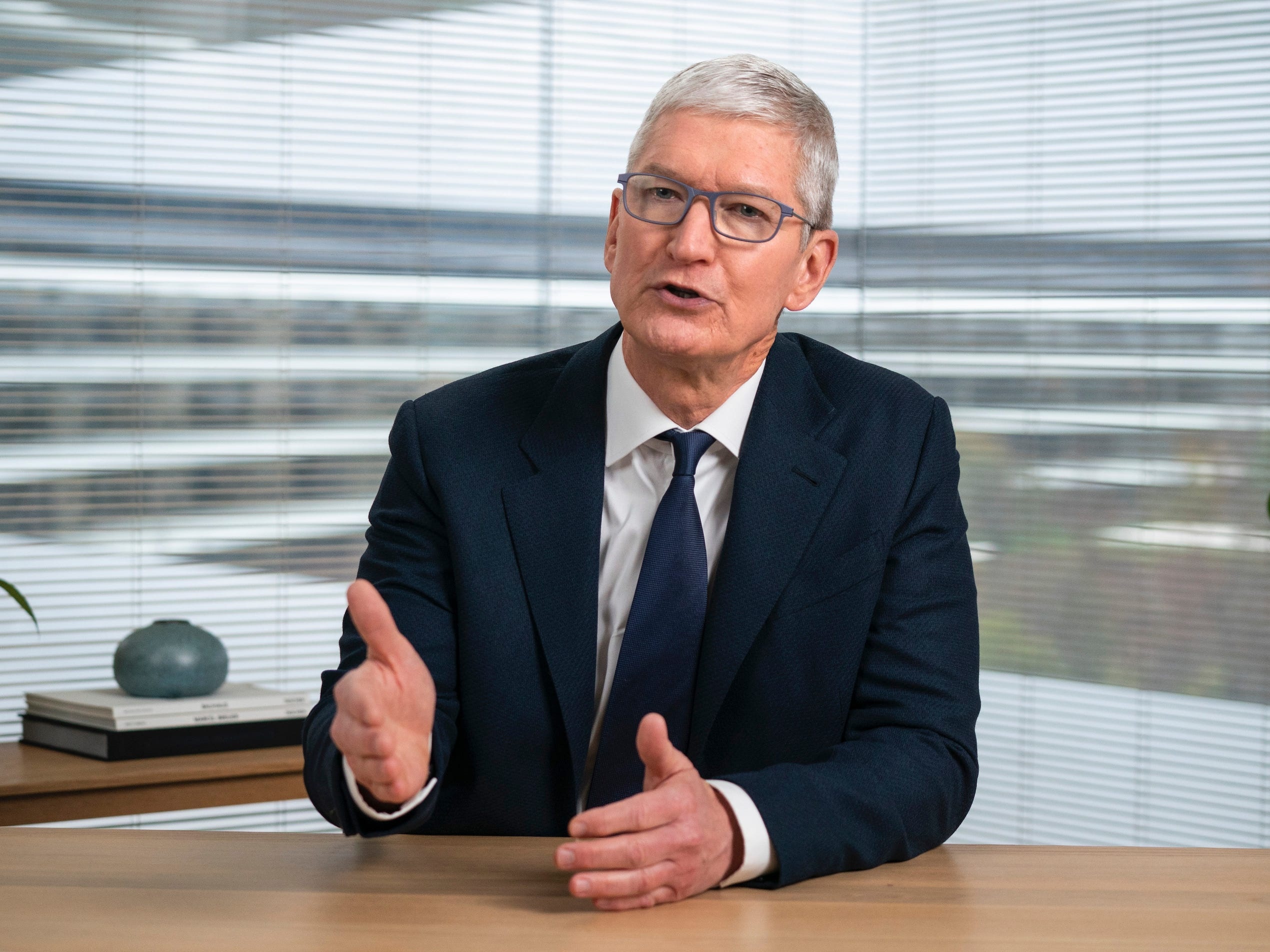 Chi voi 7 tu, CEO Apple da mo ta duoc cuoc chien voi Facebook hinh anh