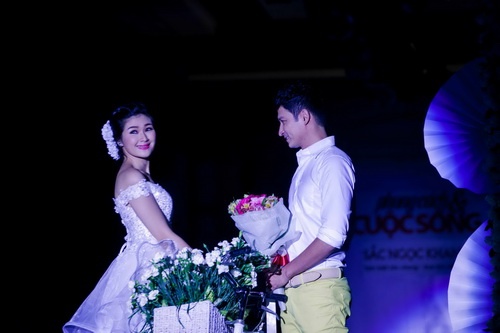 Vo chong Huy Khanh 'cuoi' tren san catwalk hinh anh