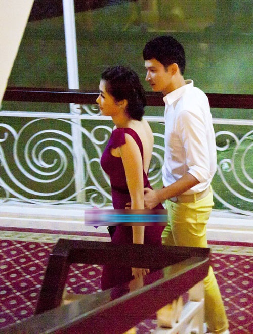 Huy Khanh lai xe hop cung vo di dien thoi trang hinh anh