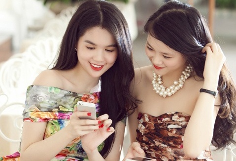 Ngoc Trinh khoe em gai ket nghia xinh dep hinh anh