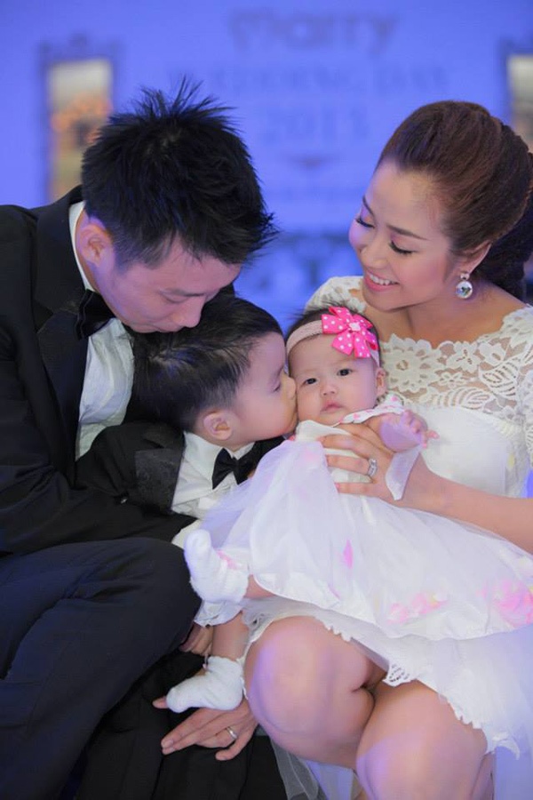 Những gia đình sao Việt có 'đủ nếp, đủ tẻ' | gia đình,sao Việt,hai con,con trai,con gái,hoa hậu Thùy Lâm,Jennifer Phạm,Lý Hải,Anh Khoa,Hồng Ngọc,Ốc Thanh Vân