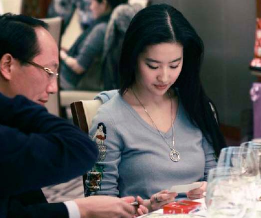 Lo dien canh 'tiep ruou' cua Luu Diec Phi hinh anh