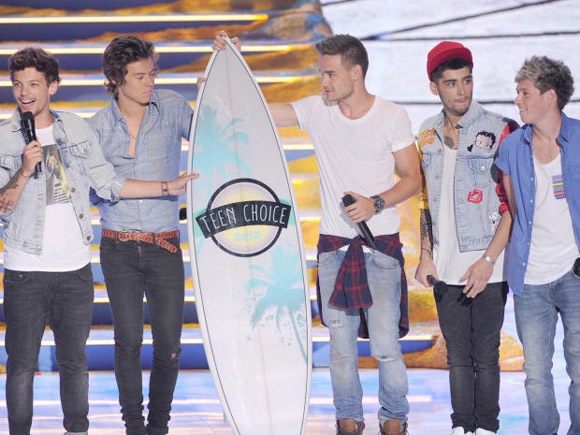 One Direction nhan 4 giai tai Teen Choice Awards 2013 hinh anh