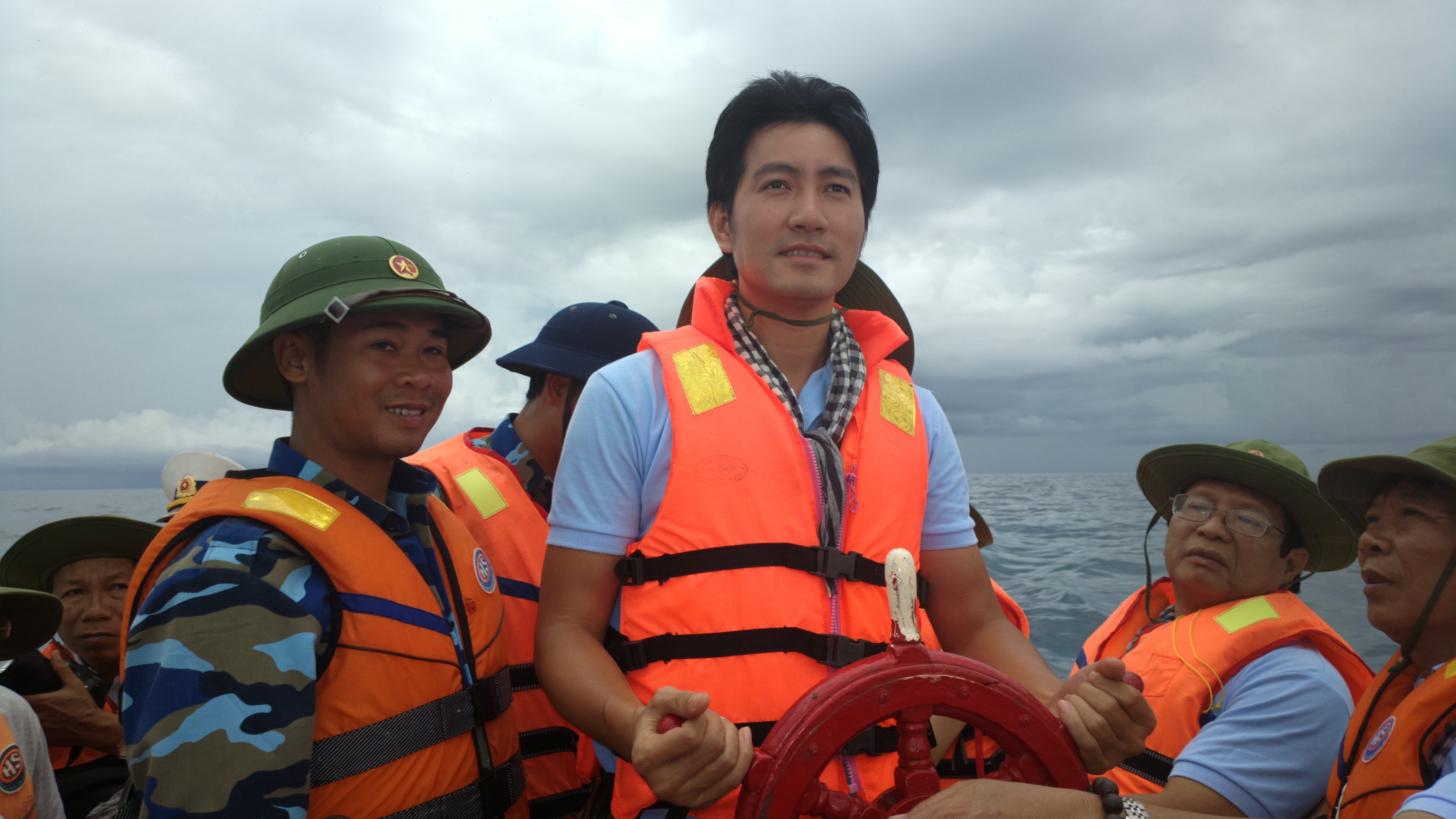 Nguyen Phi Hung tung MV tang chien si Truong Sa hinh anh