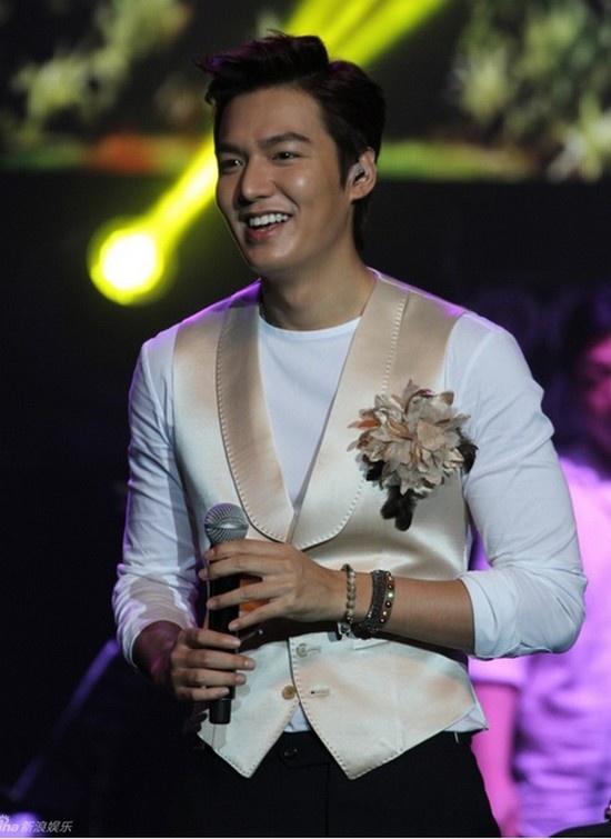 Lee Min Ho ngay cang mat kiem soat can nang hinh anh