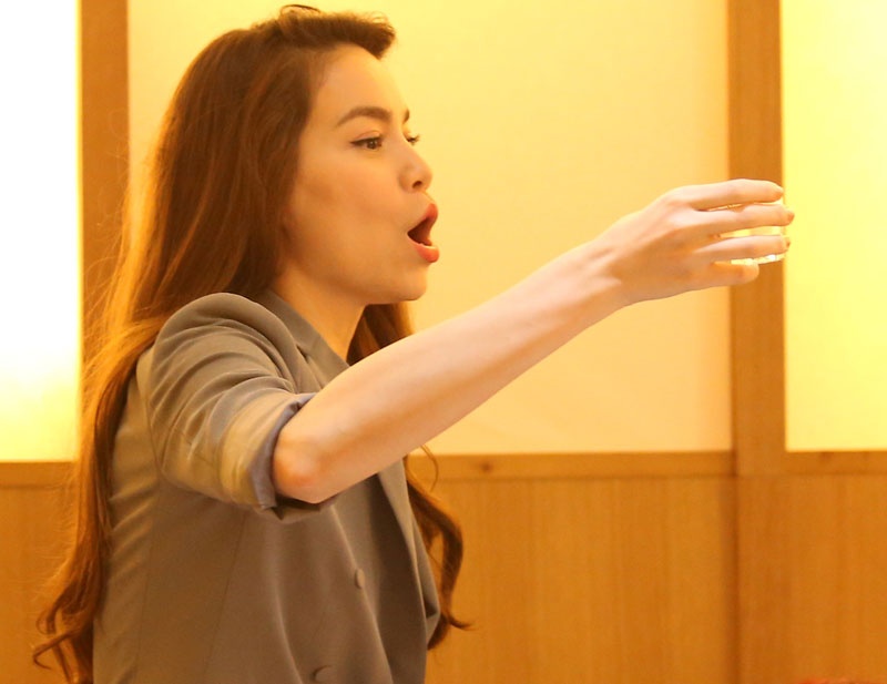 Ha Ho nhi nhanh di nhau khuya hinh anh