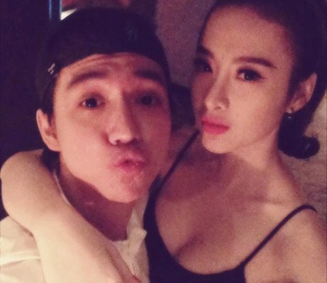 Angela Phuong Trinh dien ao ngan cun trong bar hinh anh