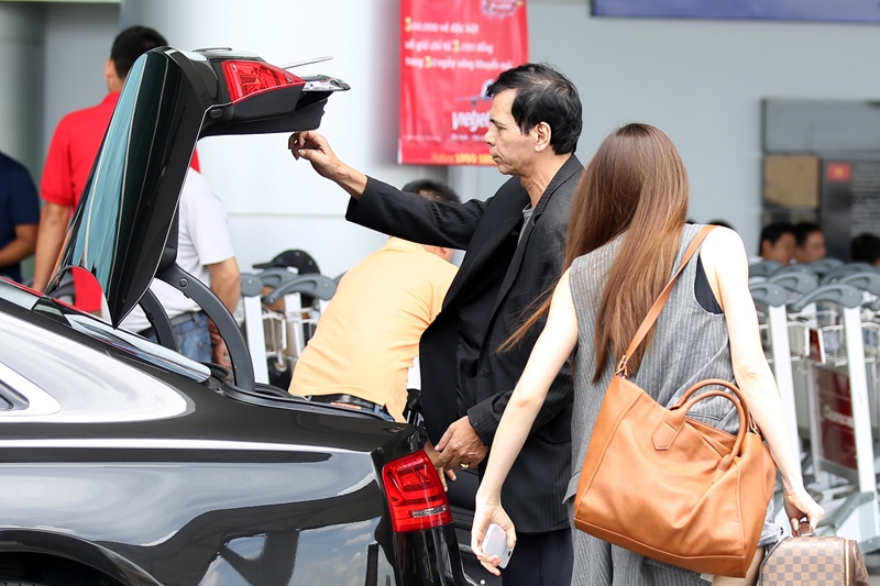 Ho Ngoc Ha duoc bo dua ra san bay bang Audi hinh anh