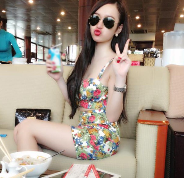 Angela Phuong Trinh vay sieu ngan ngoi an pho Ha Noi hinh anh