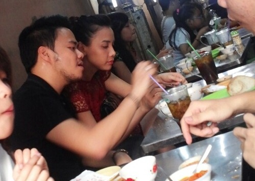 Trang Nhung cung ban trai dai gia di an quan via he hinh anh