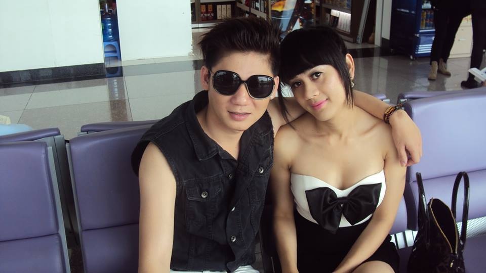 Lam Chi Khanh tinh tu voi ban trai tai san bay hinh anh