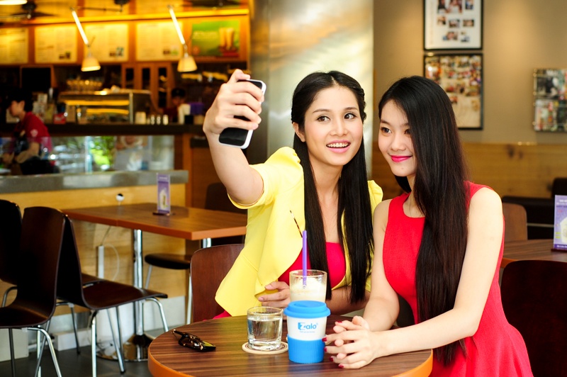 Thao Trang - Linh Chi xinh tuoi di trao giai hinh anh