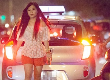 Huong Tram dien do mat me di an dem hinh anh