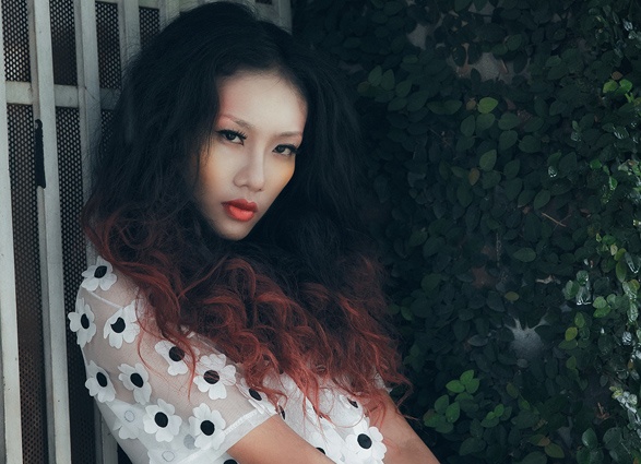 Next Top Model Nha Truc bi an voi sac den trang hinh anh