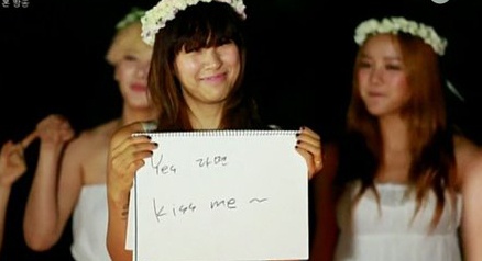 Man cau hon nguoc lang man cua Lee Hyori voi chong hinh anh