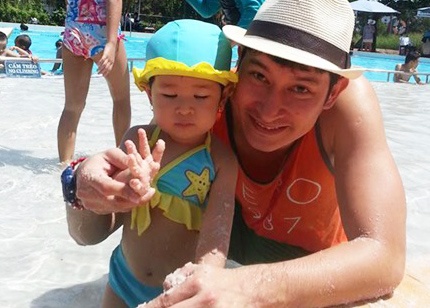 Con gai Huy Khanh dang yeu voi bikini hinh anh