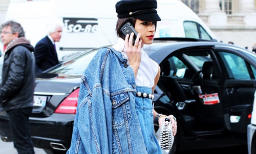 Ao khoac denim cho ngay se lanh hinh anh