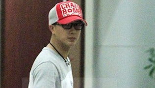 Hankyung (Suju) xuat hien chop nhoang o san bay Da Nang hinh anh