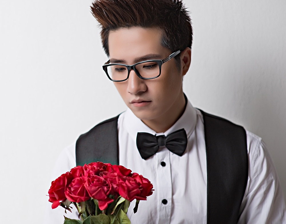 Nguoi mau Thanh An lan san ca hat bang MV that tinh hinh anh