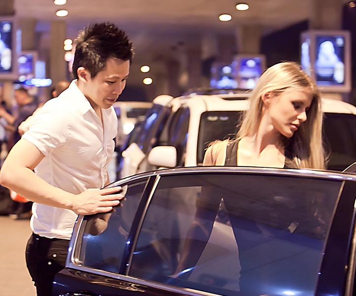 Ong bau Ngoc Trinh ra san bay don DJ sexy nhat the gioi hinh anh