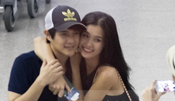 Dong Nhi - Ong Cao Thang tinh tu om nhau giua san bay hinh anh