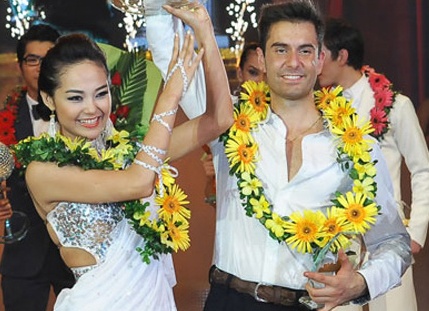 Truyen hinh thuc te Viet, cu dang quang la co lum xum hinh anh