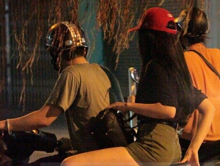 Yanbi deo khau trang bi mat don Andrea sau tuyen bo chia tay hinh anh