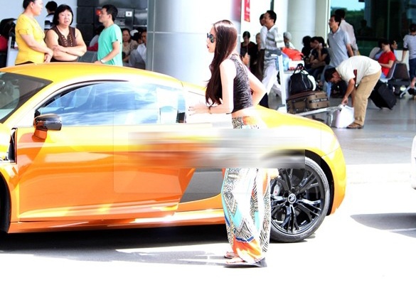 Thuy Tien noi bat voi sieu xe 16 ty tai san bay hinh anh