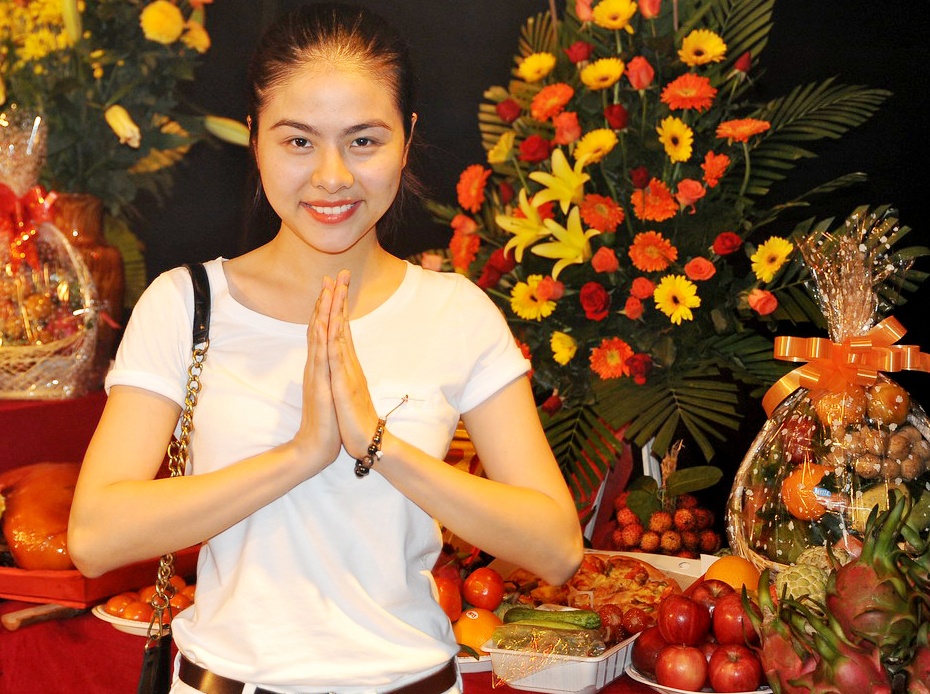 Van Trang mat moc den cung to san khau kich hinh anh