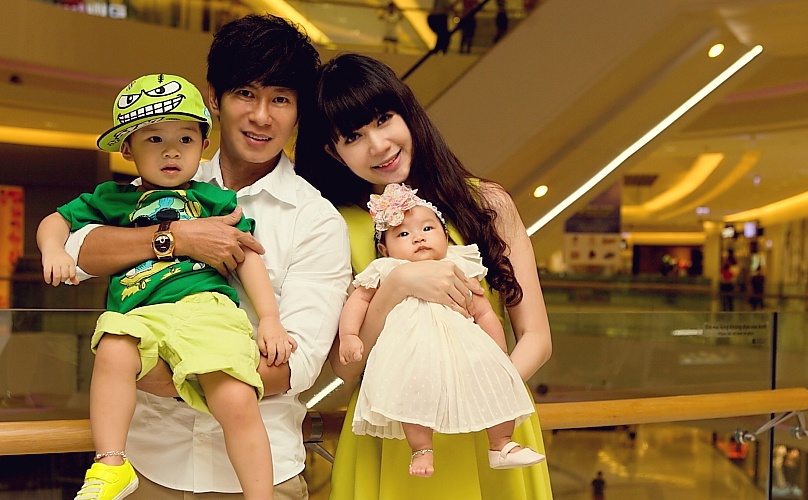 Vo chong Ly Hai dua hai con di choi Trung thu hinh anh