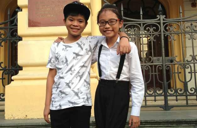 My Chi - Quang Anh khoac vai nhau than thiet di choi Ha Noi hinh anh