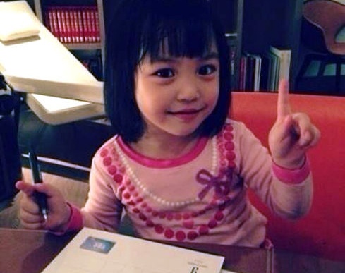 Con gai Trieu Vy tao dang gay sot cong dong mang hinh anh