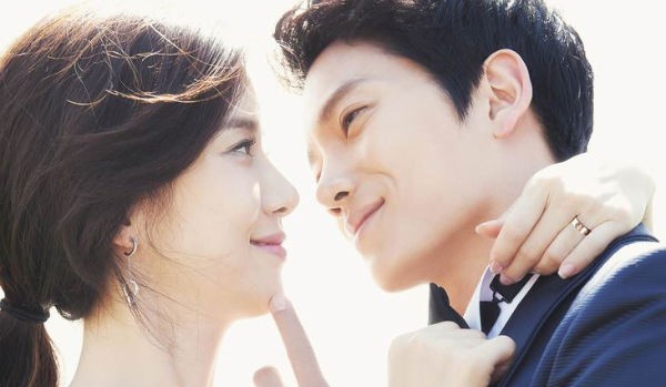 Ji Sung to tinh voi Lee Bo Young tren thiep cuoi hinh anh