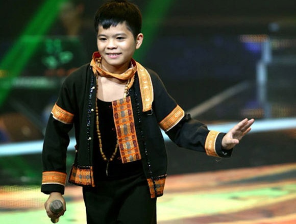 Clip Quang Anh hat dam cuoi truoc The Voice Kids hinh anh