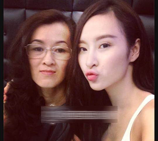 Me Angela Phuong Trinh tre trung di an cung con gai hinh anh