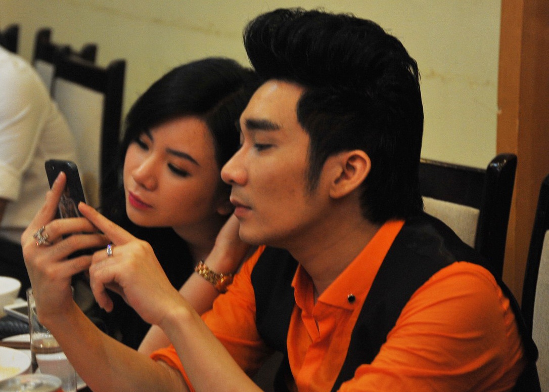 Quang Ha di an dem than mat voi ban gai hinh anh